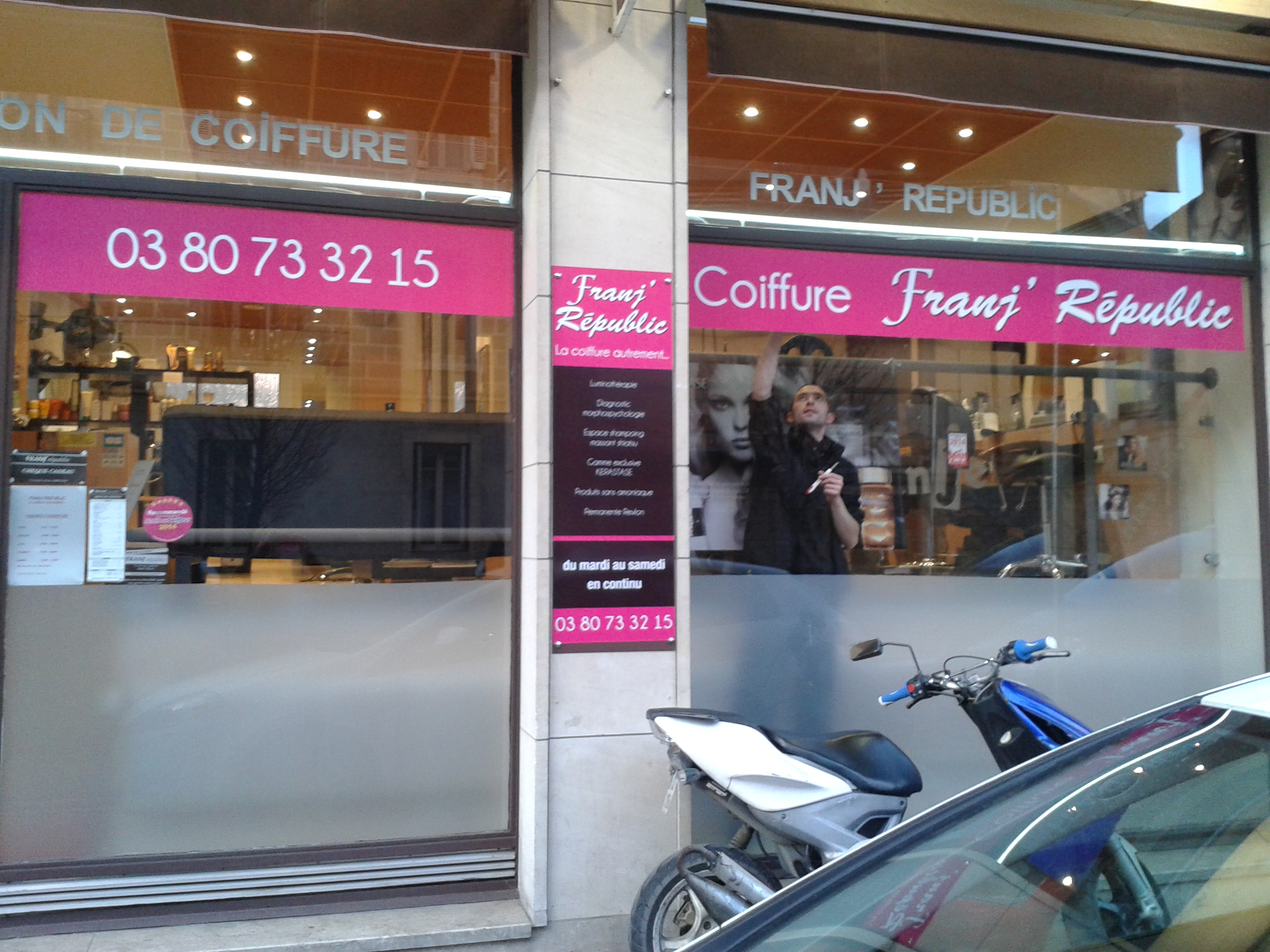 cheveux bouclés ondulés